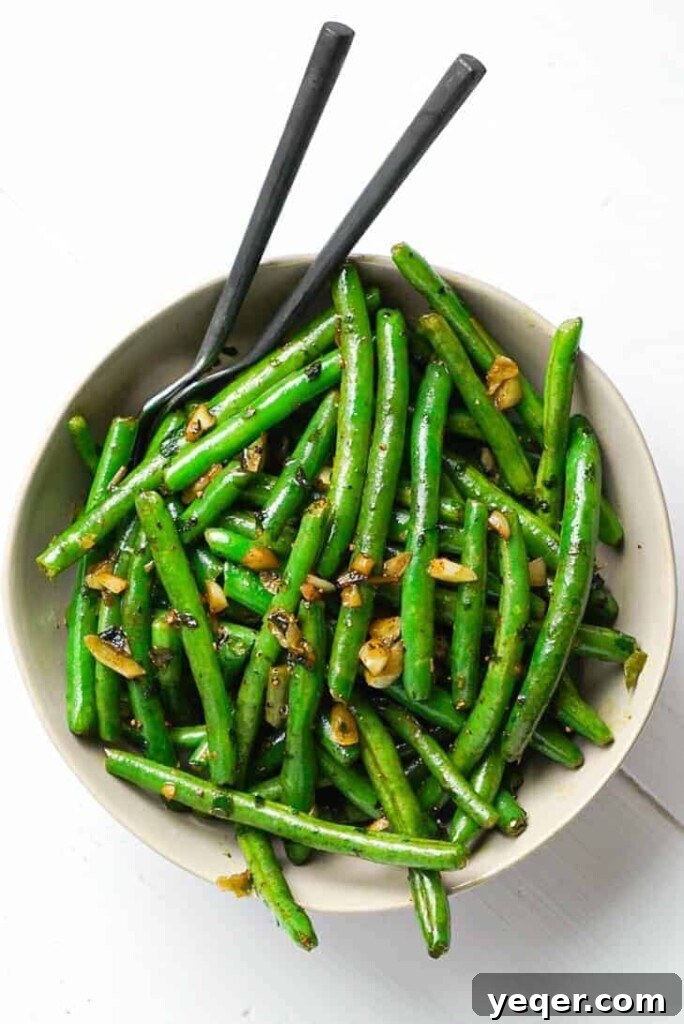 Zesty Moroccan Green Beans 2 A bowl of Moroccan balsamic green beans, garnished with fresh herbs.