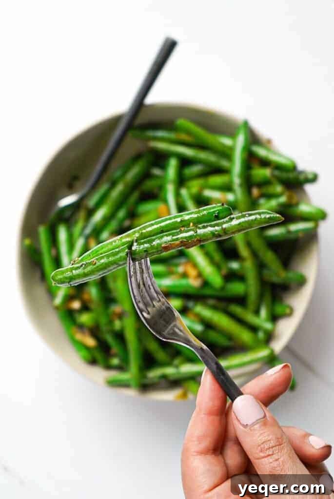 Zesty Moroccan Green Beans 5 A bowl of Moroccan balsamic green beans, garnished and ready to serve.