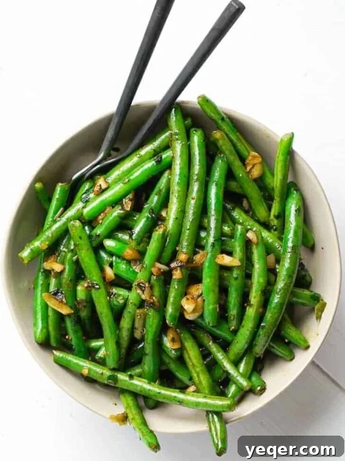 A bowl of Moroccan balsamic green beans.