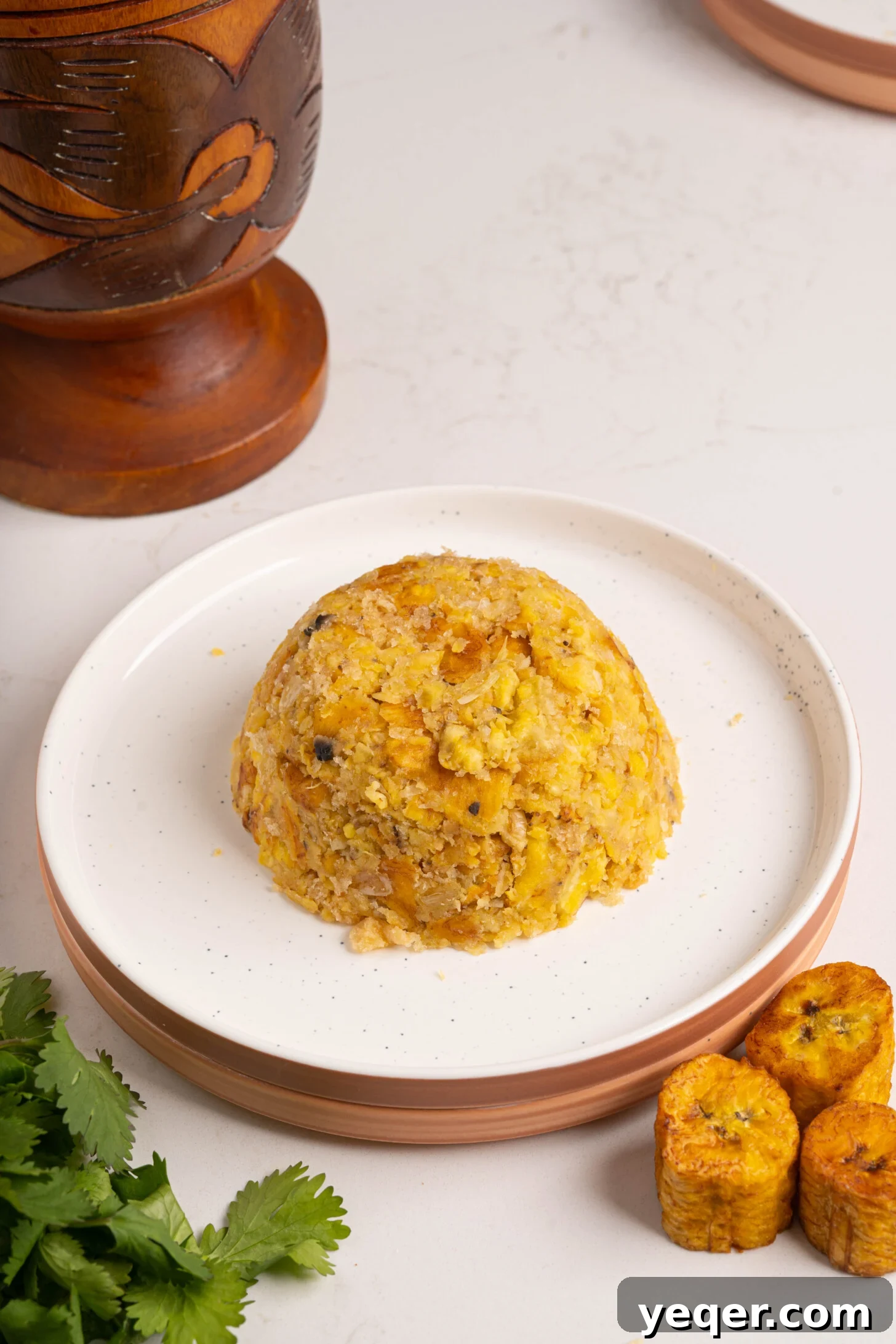 25 Dakikada Geleneksel Porto Riko Mofongosu 11 A close-up shot of Mofongo on a plate, highlighting its rich texture and appetizing presentation.