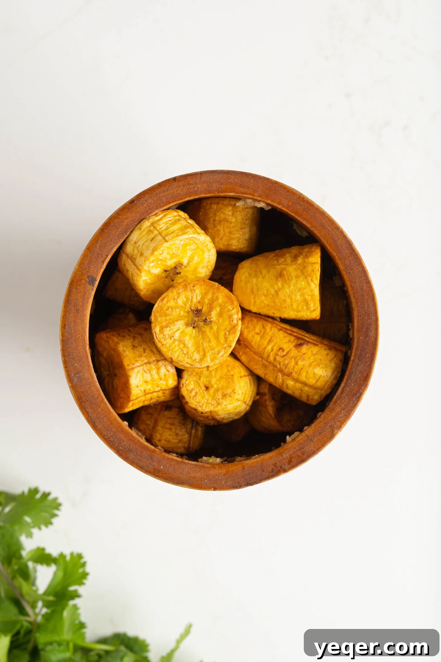 25 Dakikada Geleneksel Porto Riko Mofongosu 12 A pilon filled with mashed fried plantains, ready to be mixed with other ingredients for Mofongo.