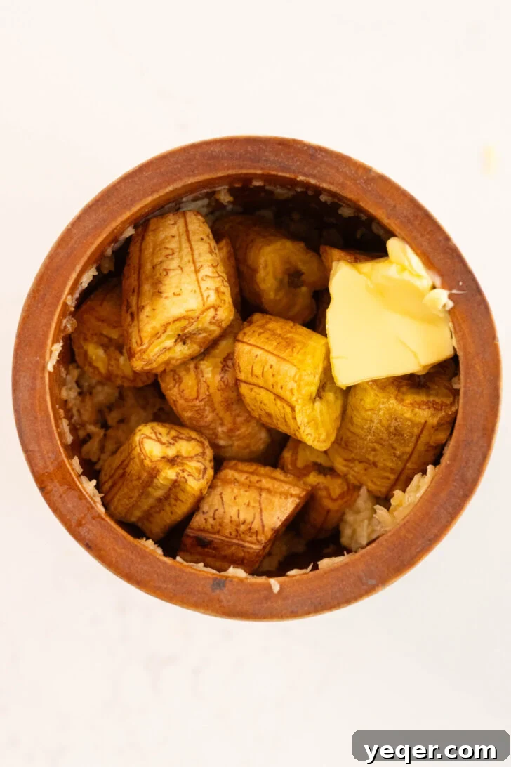 25 Dakikada Geleneksel Porto Riko Mofongosu 9 A traditional pilon showing mashed plantains and butter, forming the base of Mofongo.